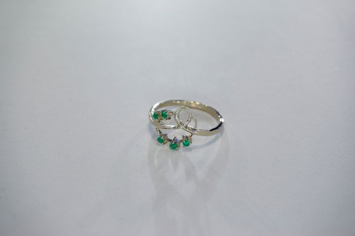 Золотое кольцо с природными изумрудами-115