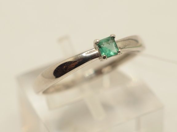 Серебряное кольцо с натуральным изумрудом - 230