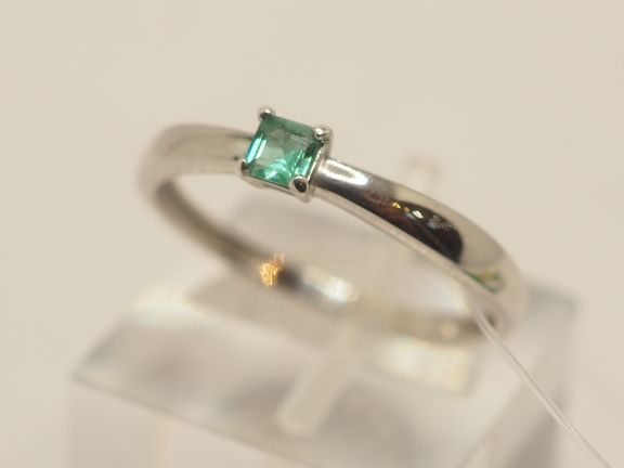 Серебряное кольцо с натуральным изумрудом - 230