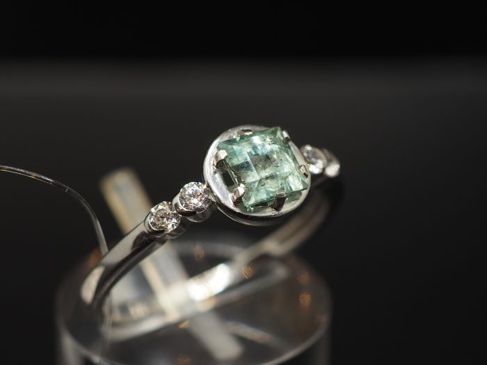 Серебряное кольцо с бериллом 0.52 карат и фианитами - 270