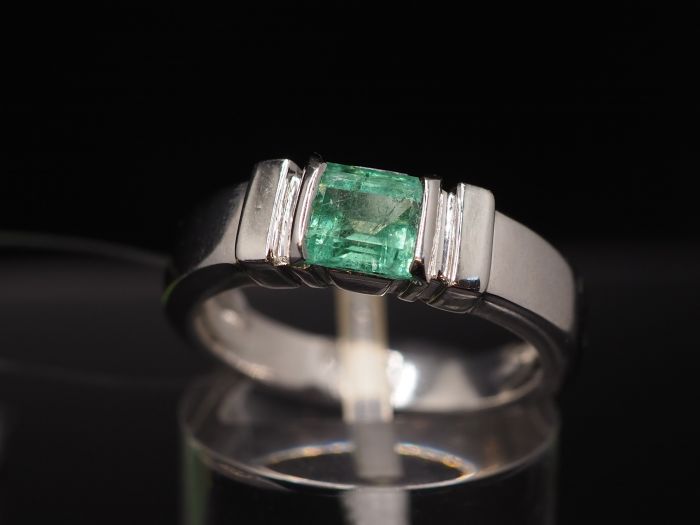 Серебряное кольцо с изумрудом 0.76 карат - 274
