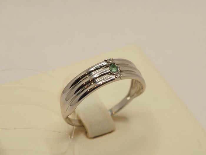 Серебряное кольцо с изумрудом 0.03 карат - 279