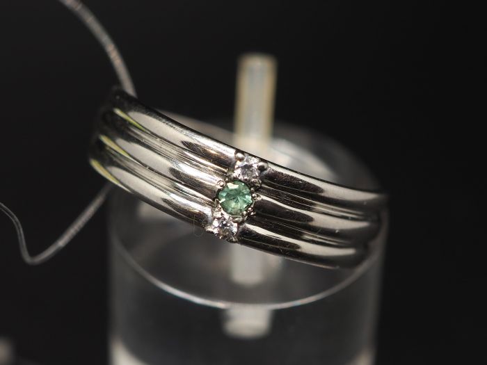 Серебряное кольцо с изумрудом 0.03 карат - 279