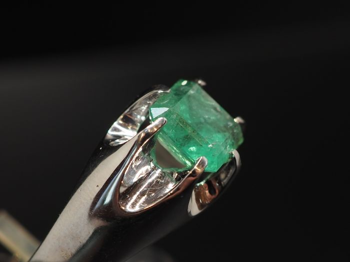 Серебряное кольцо с изумрудом 2.25 карат - 293