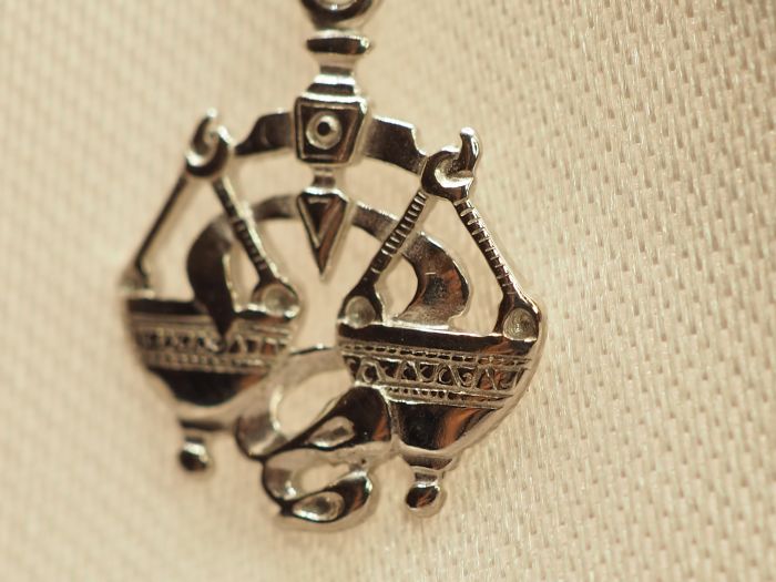 Серебряная подвеска Весы-637