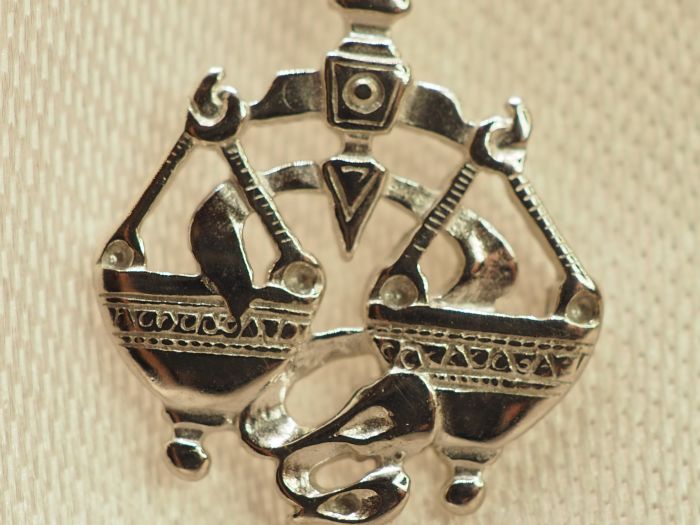 Серебряная подвеска Весы-637