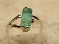 Серебряное кольцо с натуральным изумрудом-661