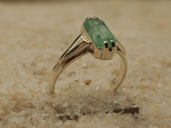 Серебряное кольцо с натуральным изумрудом-670