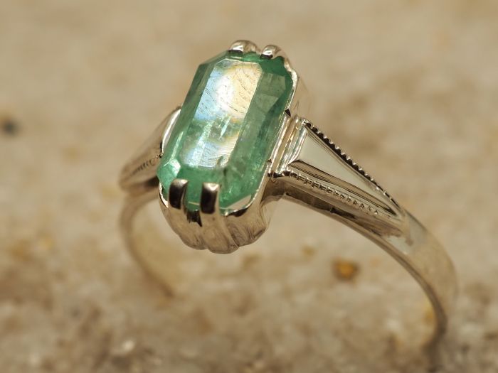Серебряное кольцо с натуральным изумрудом-670