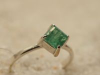 Серебряное кольцо с натуральным изумрудом-671