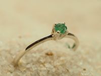 Серебряное кольцо с натуральным изумрудом-752