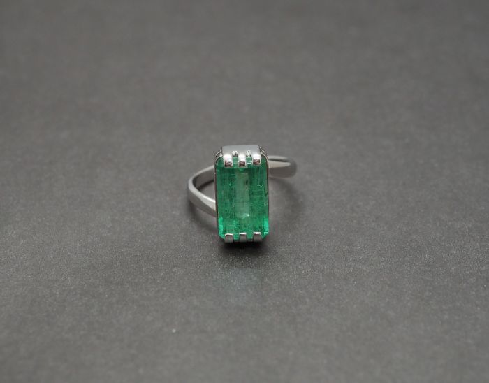 Серебряное кольцо 925 пробы с природным изумрудом 5.86 карат 4/3+ - 86