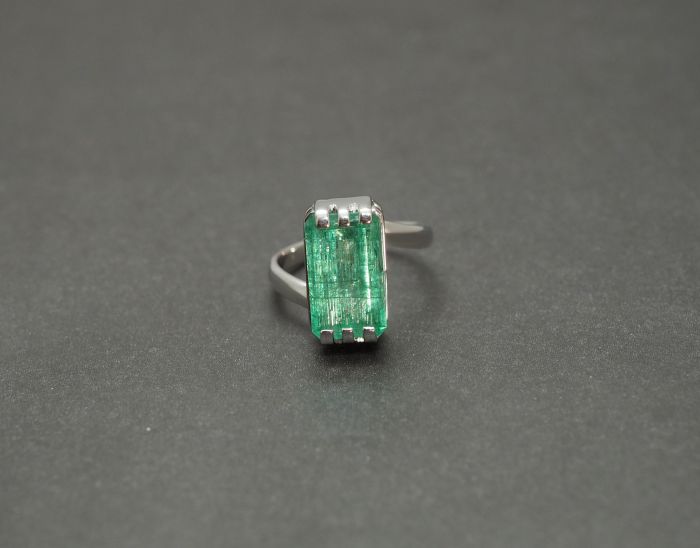 Серебряное кольцо 925 пробы с природным изумрудом 5.86 карат 4/3+ - 86