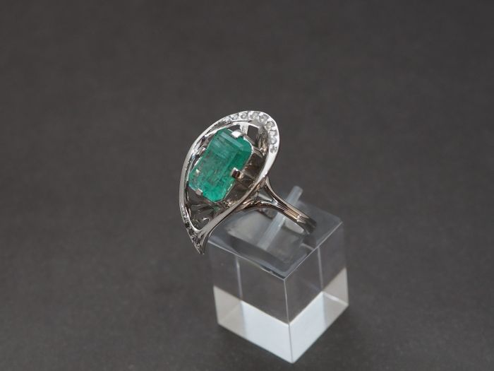Серебряное кольцо 925 пробы с природным изумрудом 3.80 карат 4/3 - 85